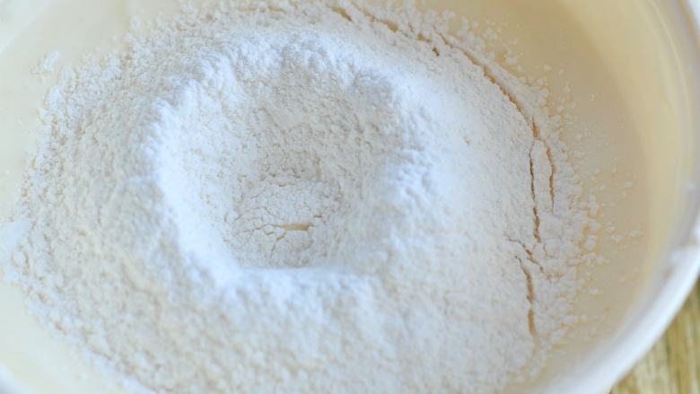 斑兰慕斯,分次筛入分低粉，从底部翻拌至看不到干粉。
