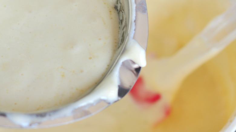 斑兰慕斯,取一部分面糊，与黄油和椰浆的液体混合均匀，再与剩下的面糊混合均匀。