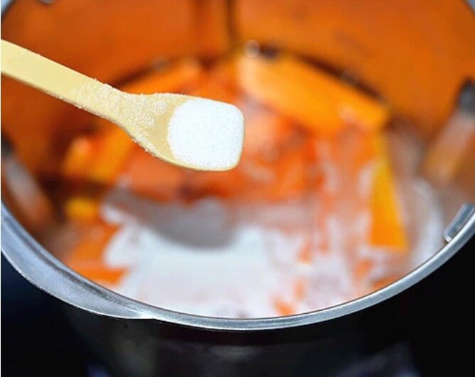 奶油浓金汤💮香蒜吐司,加入盐，盐的多少可按照自己口味调整