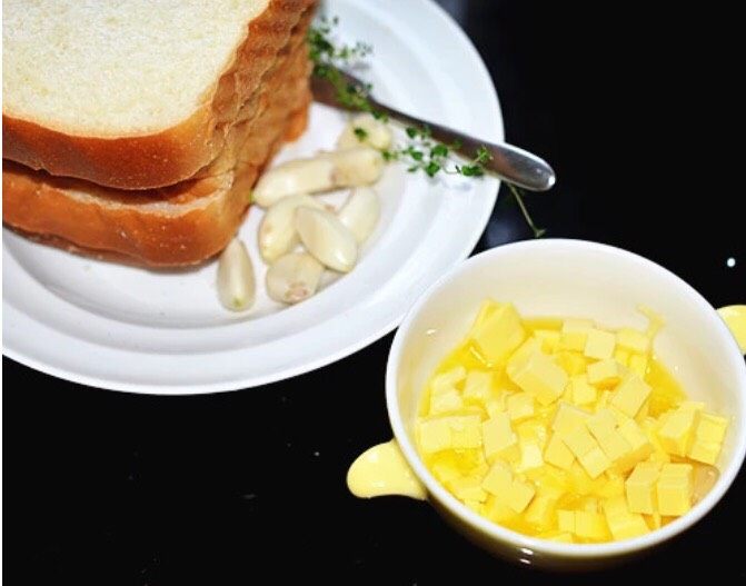 奶油浓金汤💮香蒜吐司,利用破壁料理机工作的时间做香蒜吐司，黄油切小块用微波炉加热15秒软化