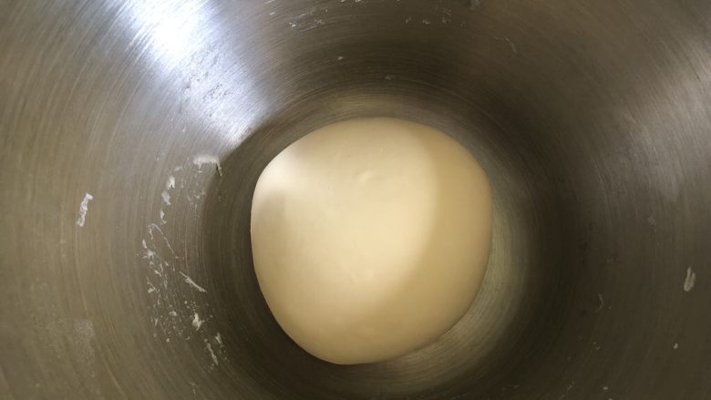 手工韭菜鸡蛋饺子,揉成光滑面团，盖上保鲜膜静置20分钟
