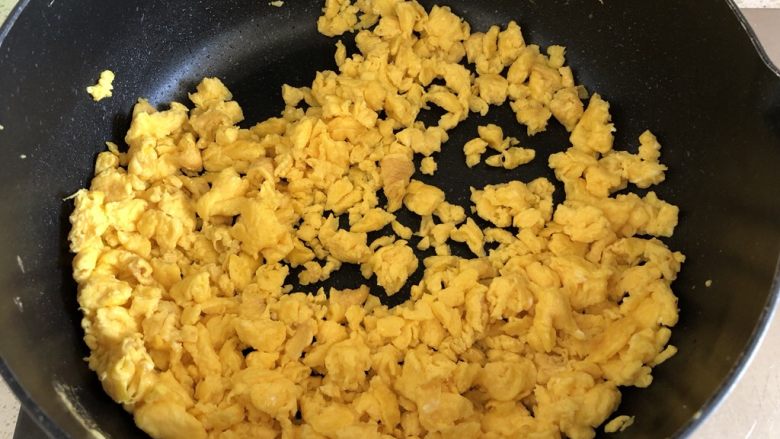 手工韭菜鸡蛋饺子,鸡蛋加适量盐打散，锅内倒入油，油热后倒入打散的鸡蛋超熟，最后用锅铲稍微弄碎