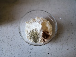 黑芝麻核桃咸味曲奇,低筋面粉、黑胡椒粉、肉桂粉混合过筛备用。
