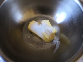 黑芝麻核桃咸味曲奇,黄油加入细砂糖用打蛋器打到微发白。