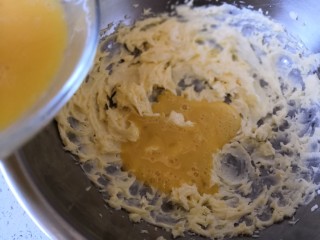 黑芝麻核桃咸味曲奇,分两到三次加入蛋液，每次跟黄油混合均匀在加下次。