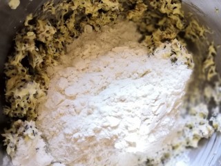 黑芝麻核桃咸味曲奇,加入过筛的低筋面粉。