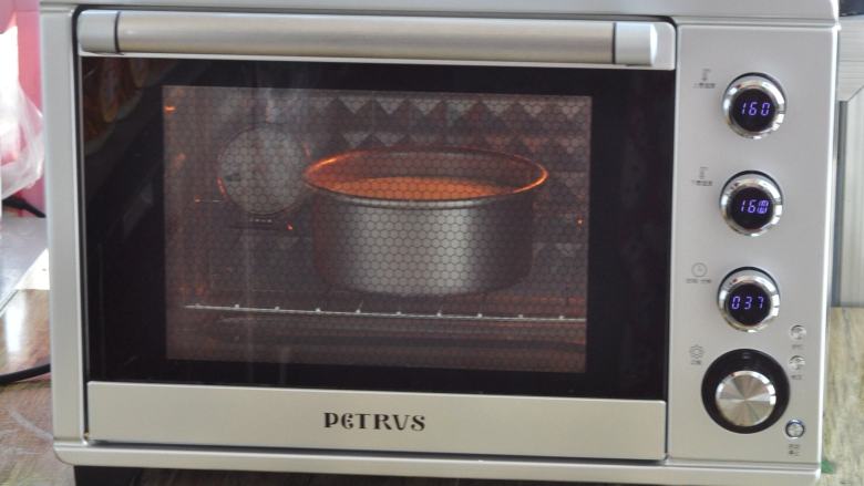 斑兰慕斯,放入烤箱中，160度烤40分钟，出炉晾凉。