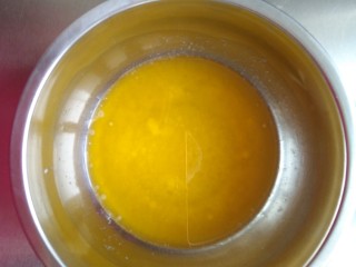 坚果乳酪芝士条,黄油隔热水融化。