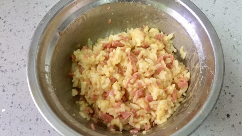 快手早餐—火腿鸡蛋米饭肠,所有食材搅拌均匀。
