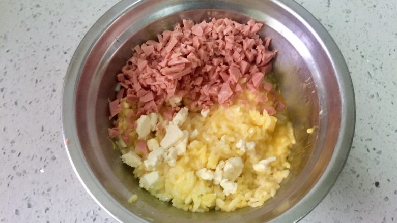快手早餐—火腿鸡蛋米饭肠,火腿和芝士切碎，拌进米饭里。