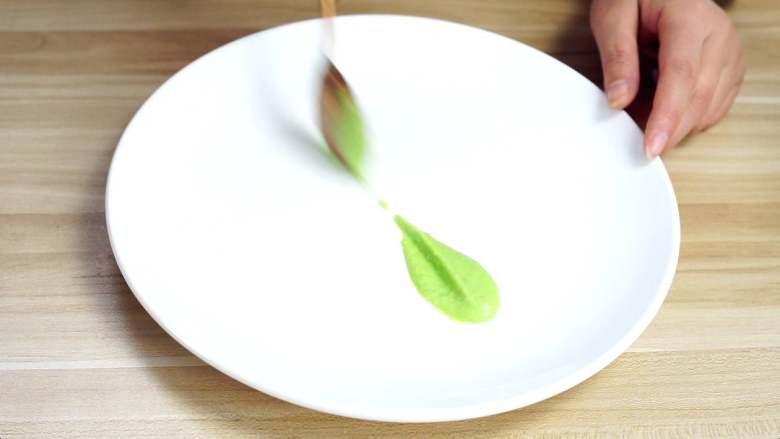 鲜嫩欲滴的黄金带子，和青翠绿意的青豆酱—春天并不遥远,把青豆酱放置在盘中，用勺子快熟拉出一条直线，画完后无需修整。