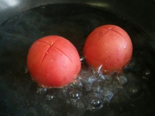 番茄龙利鱼,下沸水汆烫1分钟