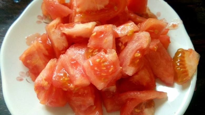 番茄龙利鱼,改刀切小块，番茄汁不要浪费