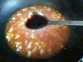 番茄龙利鱼,生抽调味，盖上盖子煮约2-3分钟