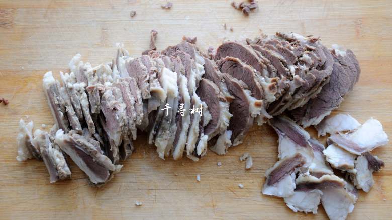 原香羊肉烩白菜 营养滋补美味家常菜 冬天御寒进补的首选,将羊肉切片，切太薄的话在炒的过程中容易翻烂，稍微厚点吃起来更带劲更豪爽。有些脂肪的部分可以单独切出来备用。