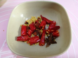 红烧鳕鱼,将垛椒，八角放在小碗中。