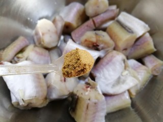 红烧鳕鱼,切好的段放入深一点的盆里。放一小勺13香。