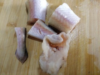 红烧鳕鱼,鱼切成这样的小段。