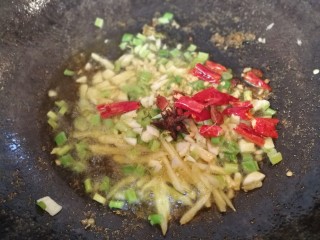 红烧鳕鱼,鱼块全部炸好后，锅内留少许油，放入葱,姜,蒜,朵椒,八角炒香。