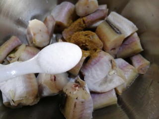 红烧鳕鱼,再放一小勺盐，抓匀腌制15分钟，入味。