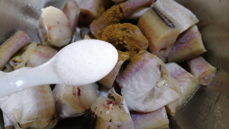 红烧鳕鱼,再放一小勺盐，抓匀腌制15分钟，入味。