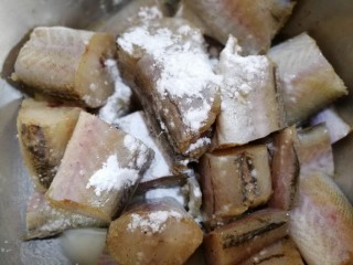 红烧鳕鱼,腌制好的鱼块放入淀粉。加一点水滚一层淀粉液就好。