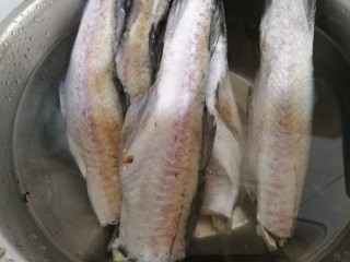 红烧鳕鱼,新鲜的冻鳕鱼放在盆中，用清水浸泡一会儿，稍化软。