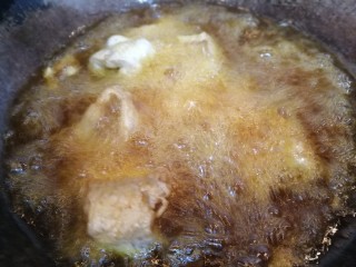 红烧鳕鱼,锅里添油烧热，放入鱼块微炸一下，