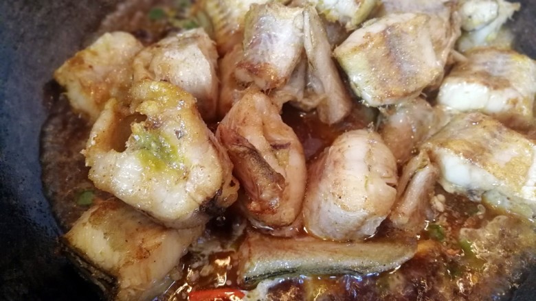 红烧鳕鱼,将鱼块儿放入到汤里。大火炖至收汤。