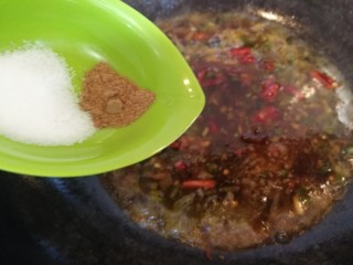 红烧鳕鱼,放入一小勺13香，2小勺盐。