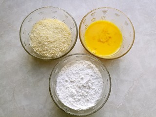 炸素"雞"排,碗中打入兩個雞蛋，用筷子打散，另外兩個碗中分別倒入面包糠和淀粉備用。