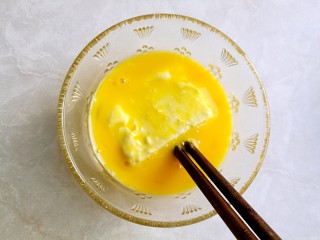 炸素"雞"排,將沾上淀粉的豆腐放入蛋液中裹上蛋液。