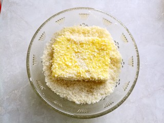 炸素"雞"排,最后把裹上蛋液的豆腐放入面包糠中，將兩面都裹上面包糠備用。