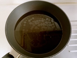 炸素"雞"排,鍋中放入適量油燒熱。