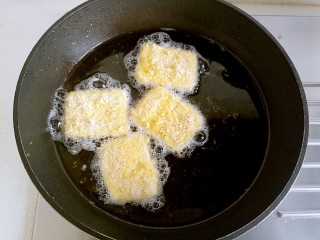 炸素"雞"排,然后改小火把豆腐一塊一塊的放入油鍋中炸，不要一次性全放入，分批的炸。