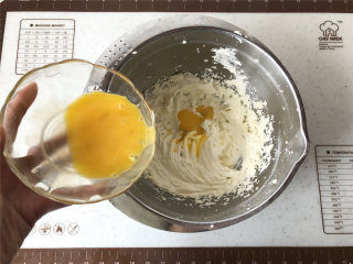 香橙奶酥饼干,分2-3次加入蛋黄（蛋黄事先打散）。