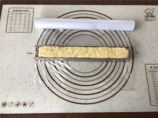 香橙奶酥饼干,将保鲜膜垫入学厨U形饼干模内，将面团搓成长条压入模内，按压平整，放入冰箱冷冻3小时或以上。