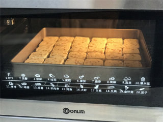 香橙奶酥饼干,放入事先130度预热好的东菱烤箱内，烘烤30分钟左右。