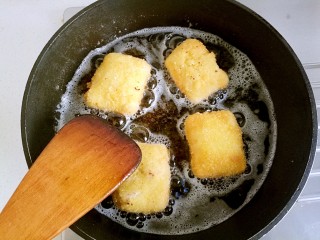 炸素"雞"排,將豆腐炸制兩面呈金黃色時撈出。