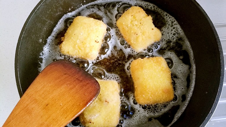 炸素"鸡"排,将豆腐炸制两面呈金黄色时捞出。