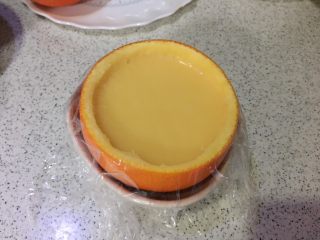 橙香蒸蛋,覆上保鲜膜