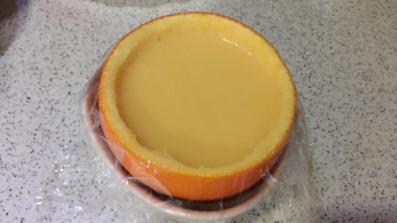 橙香蒸蛋,覆上保鲜膜