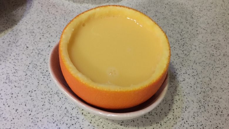 橙香蒸蛋,倒入鸡蛋液9分满