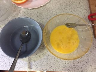 橙香蒸蛋,温水融化盐、鸡蛋打散