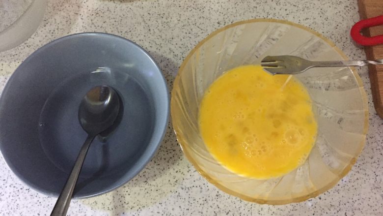 橙香蒸蛋,温水融化盐、鸡蛋打散