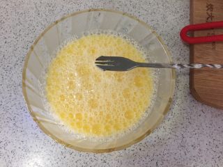 橙香蒸蛋,盐温水兑入鸡蛋液打匀