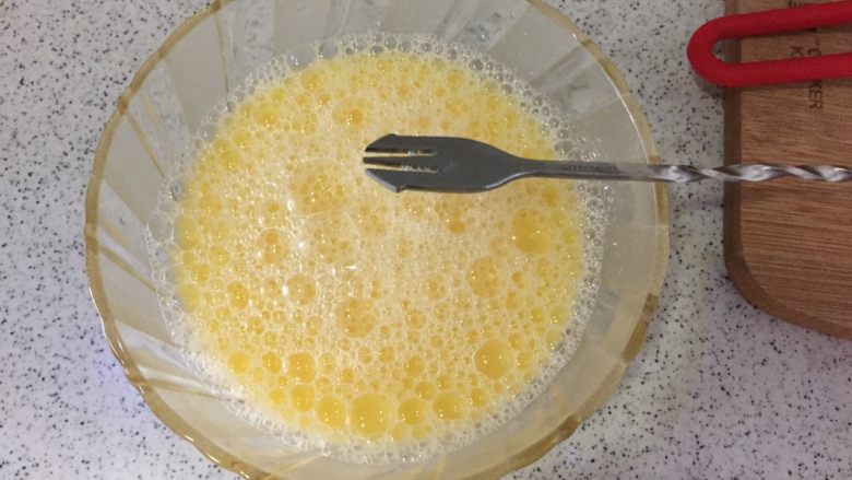 橙香蒸蛋,盐温水兑入鸡蛋液打匀