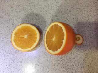 橙香蒸蛋,橙子从1:4处切开
下面也要切一点点，好立着放