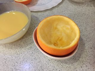 橙香蒸蛋,挖好的橙盅放小碗中，防止蒸塌了