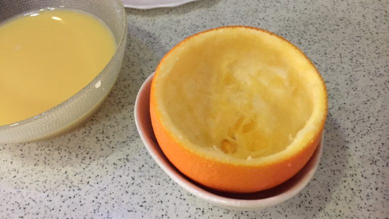 橙香蒸蛋,挖好的橙盅放小碗中，防止蒸塌了